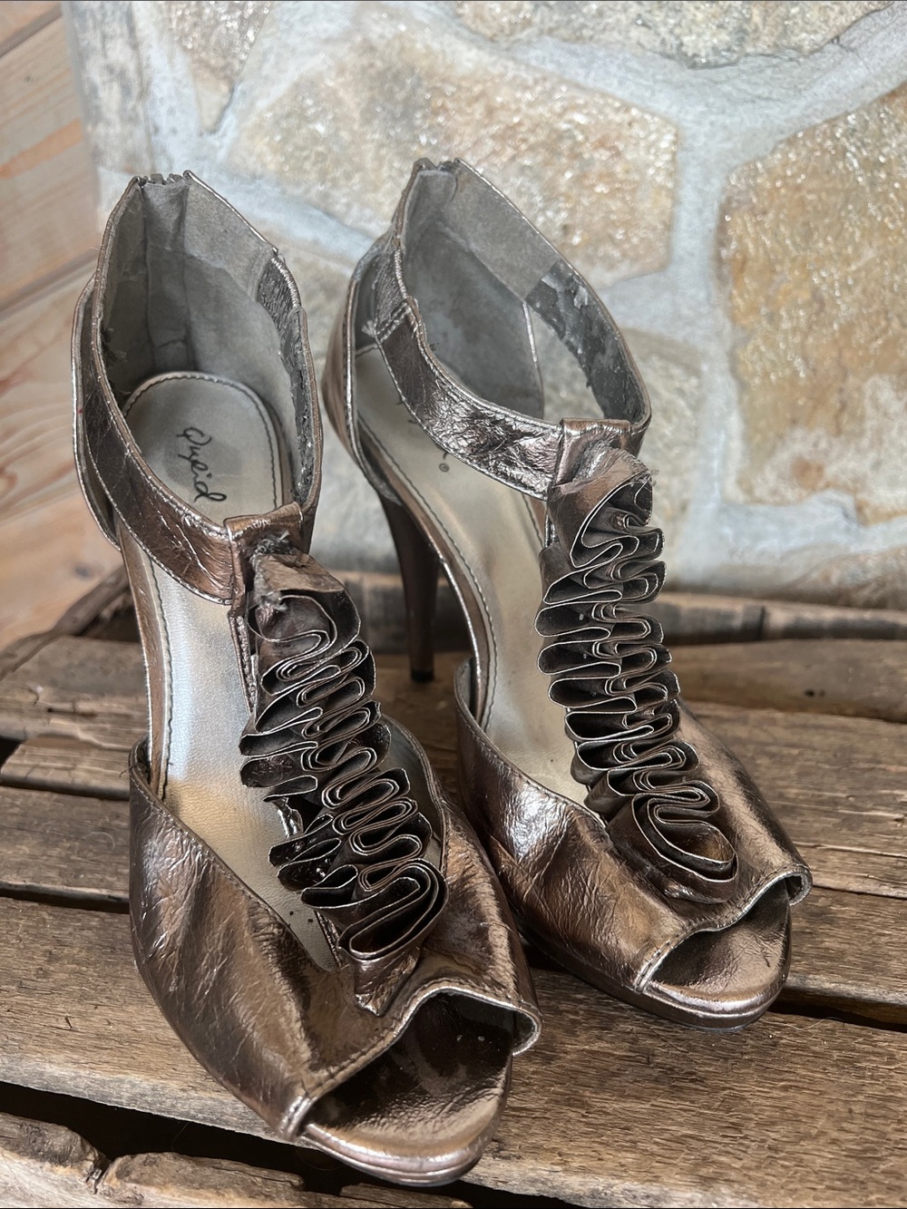 Qupid DeDe Ruffle Pewter/Silver Peep Toe Heel T-Strap Sz 9
